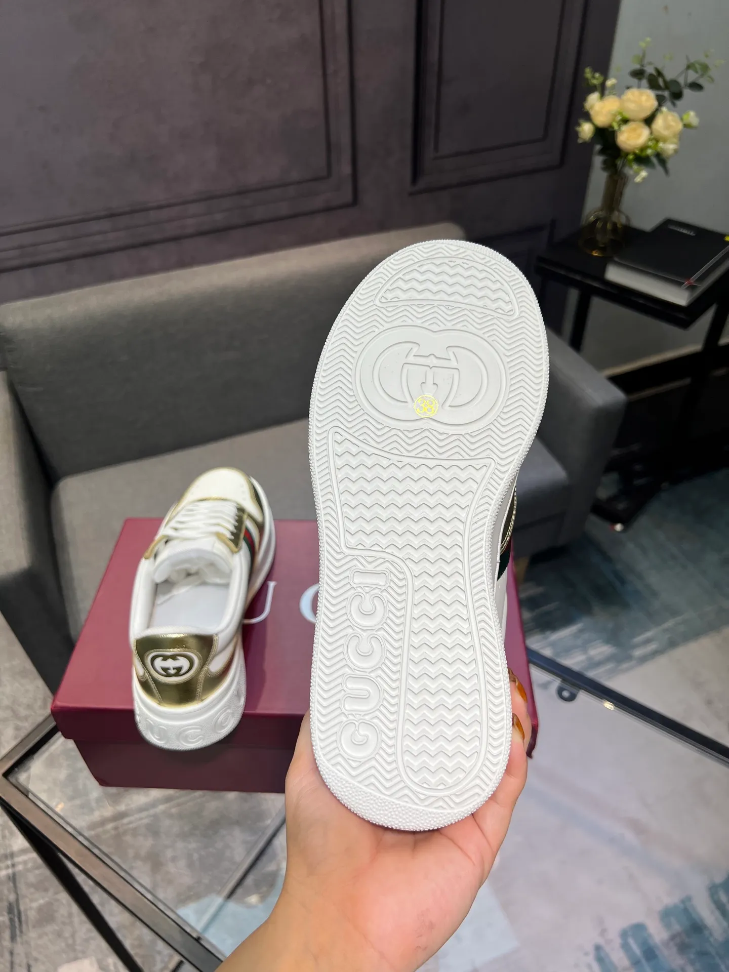 Men's men's shoes💰640 Gucci counter's latest couple's biscuit shoes‼ ️ 👑Purchasing agent level Gucci’s latest IP lightweight thick-soled white shoes can be put on your feet in seconds**4CM! ! Simple, easy to match and full of retro charm ~ the latest anti-counterfeiting cloth label on the tongue. And with electronic chip anti-counterfeiting.   The upper is made of imported environmentally friendly water-dyed calfskin, with a +1:1 fly-woven mesh surface to absorb sweat and an inner lining! Fly-knitted leather molded latex insole. Original IP lightweight outsole, one-piece injection molding, super comfortable and elastic, size: female 35−40 (female 41 customized)